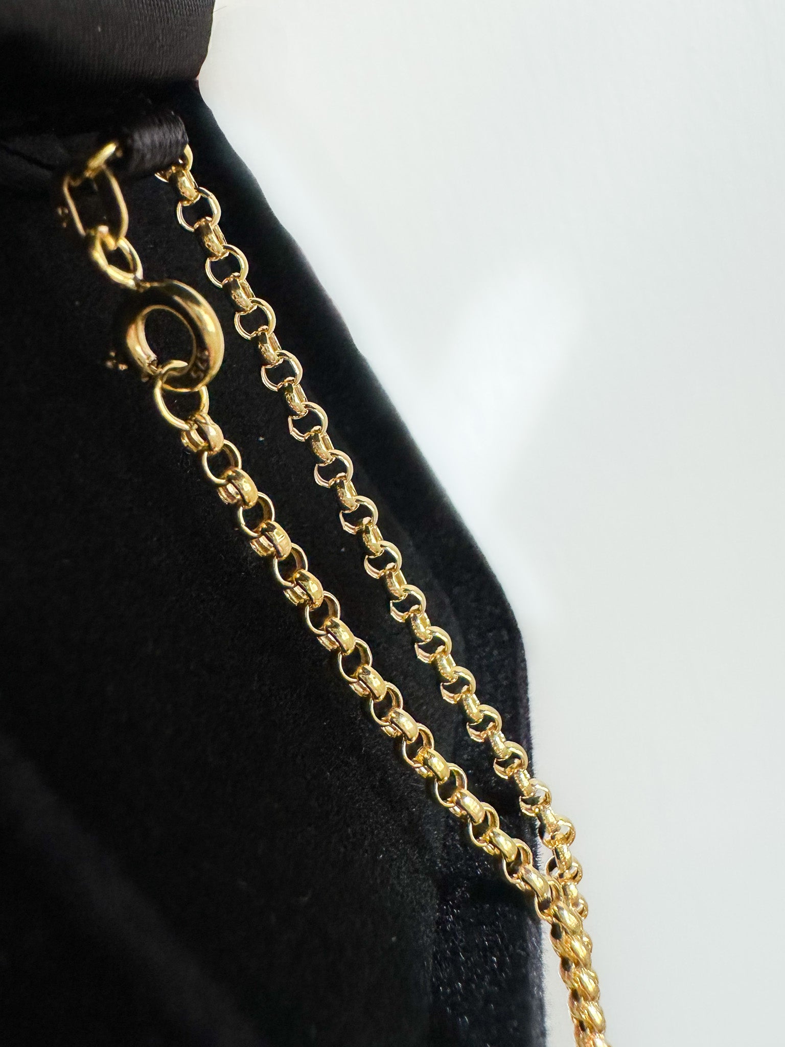 Crafted from 9ct yellow gold,  ensuring it becomes a cherished part of your jewellery collection. Rolo Link Design: The bracelet features a delicate yet sturdy hollow rolo link design with a width of 2.6mm, creating a harmonious balance between daintiness and durability.