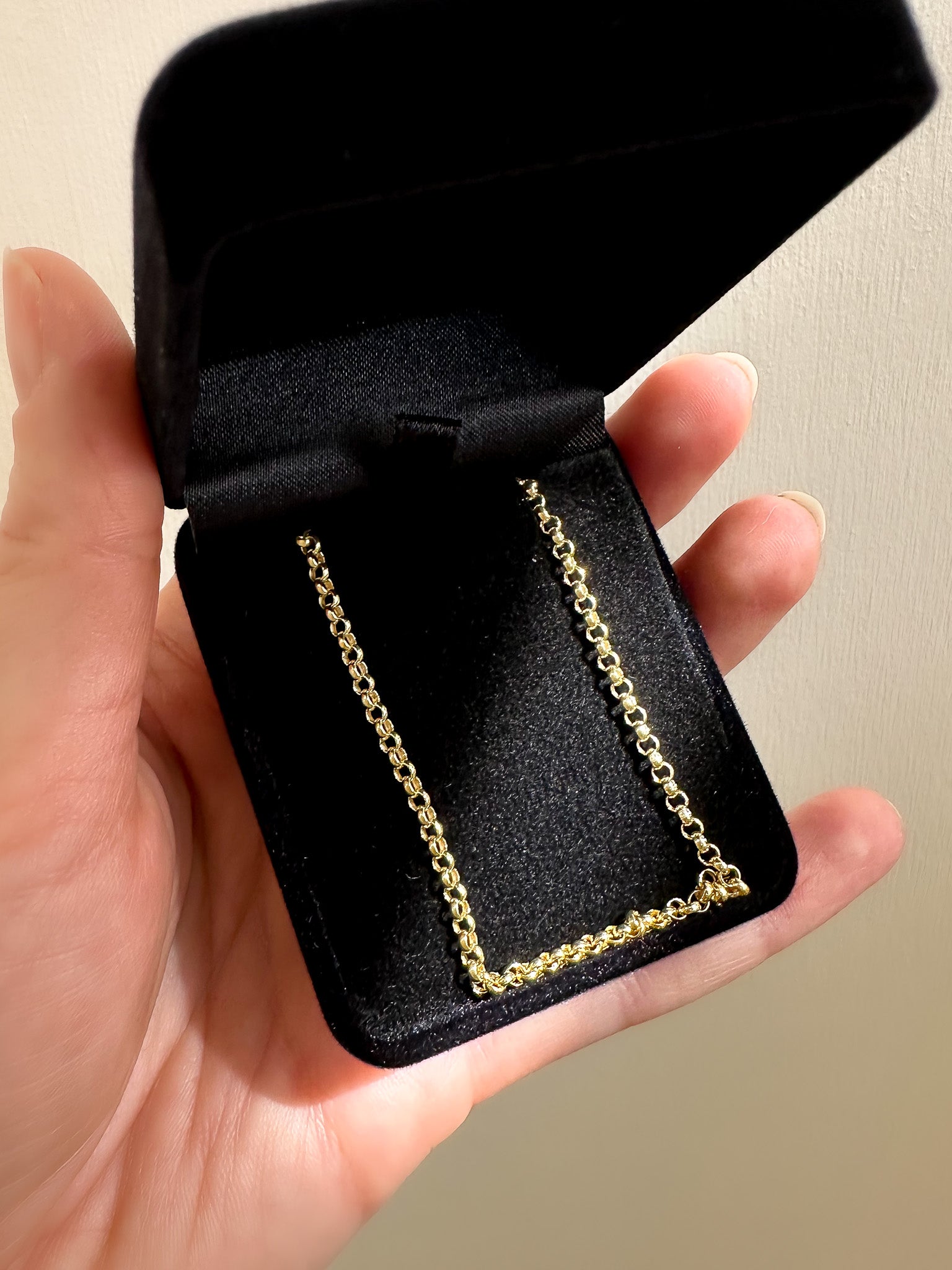 Crafted from 9ct yellow gold,  ensuring it becomes a cherished part of your jewellery collection. Rolo Link Design: The bracelet features a delicate yet sturdy hollow rolo link design with a width of 2.6mm, creating a harmonious balance between daintiness and durability.