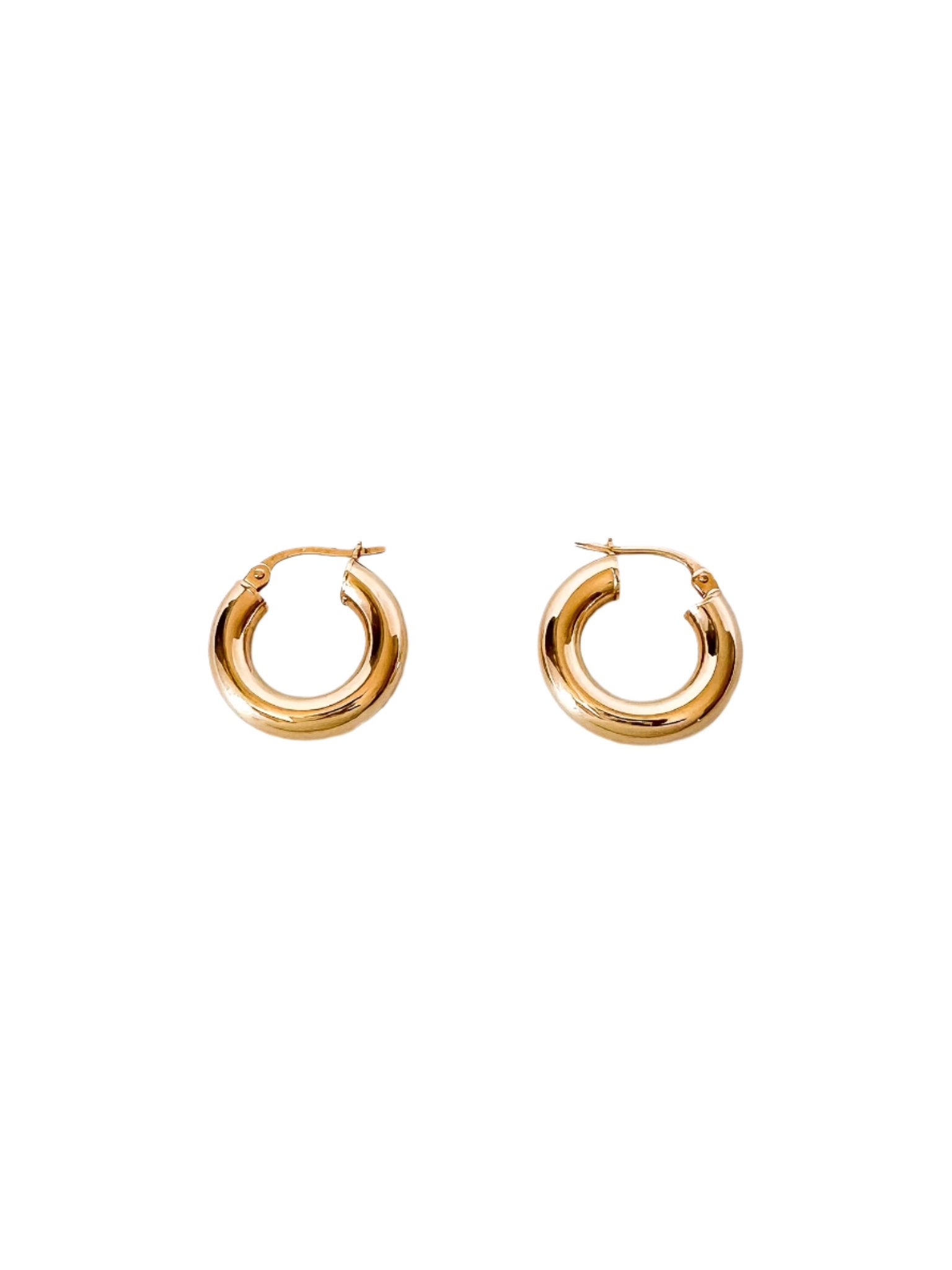 These hoop earrings are going to be your go-to choice for everyday style. With a classic 10mm size and a sturdy clasp. Bold and Durable: The thick 3.5mm tubing adds a bold touch to the design while ensuring the long-lasting durability of the earrings. Precious Metal: Crafted from 9ct yellow gold and stamped with authenticity (375)