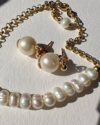 fine jewellery. Pearl earrings and pearl bracelet inn 9ct gold.