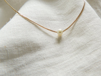 solid gold chain with a freshwater pearl. dainty necklace