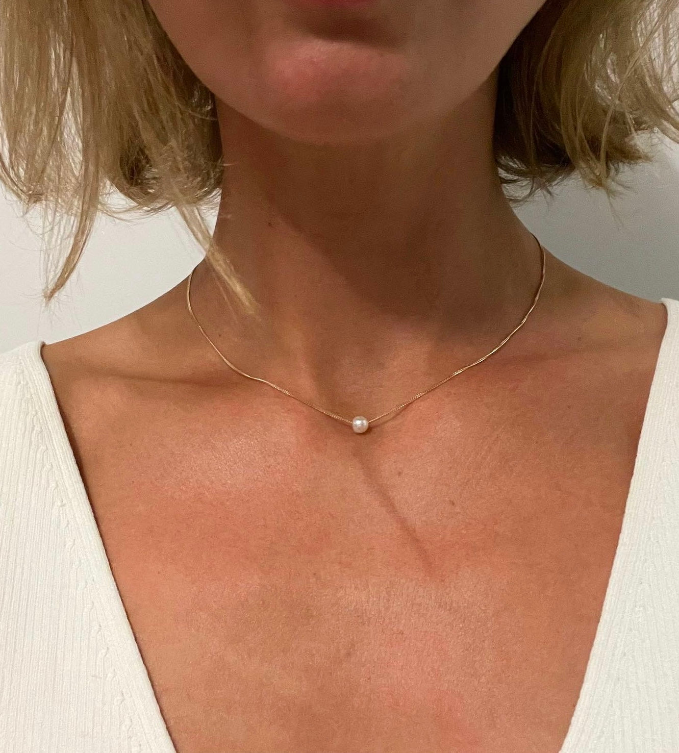 solid gold chain with a freshwater pearl. dainty necklace