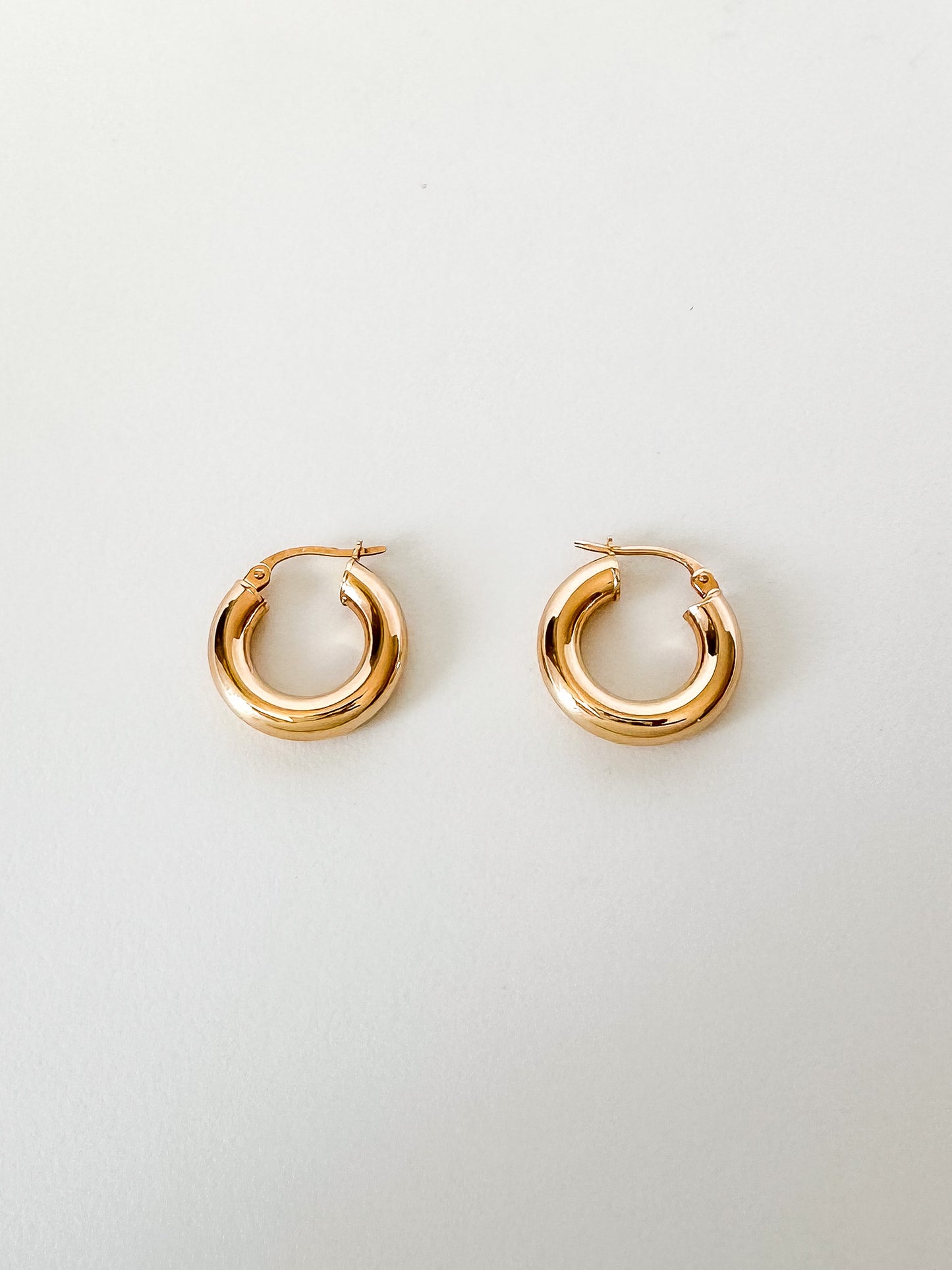 These hoop earrings are going to be your go-to choice for everyday style. With a classic 10mm size and a sturdy clasp. Bold and Durable: The thick 3.5mm tubing adds a bold touch to the design while ensuring the long-lasting durability of the earrings. Precious Metal: Crafted from 9ct yellow gold and stamped with authenticity (375)