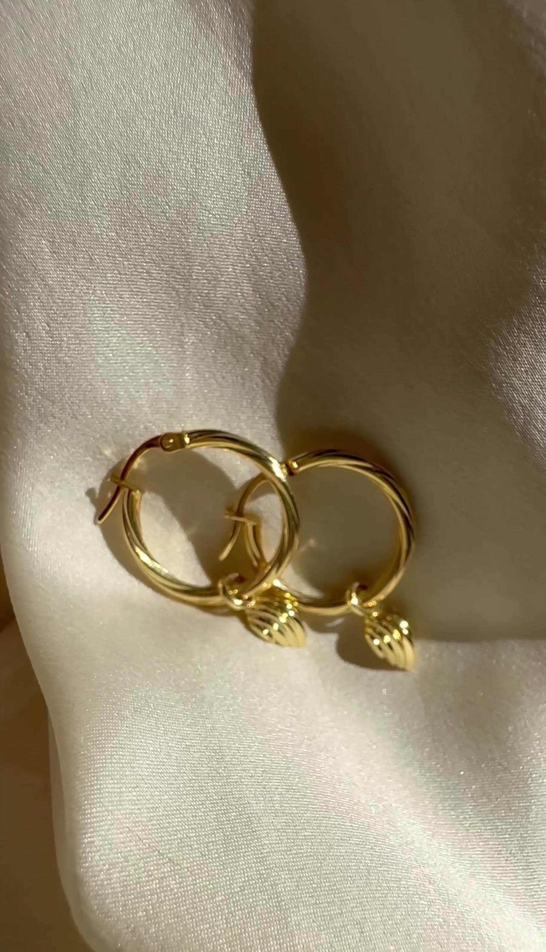 アクセサリー FORSOMEONE HOOP EARRING GOLD Gold Ribbed Charm Hoop Earrings - Large